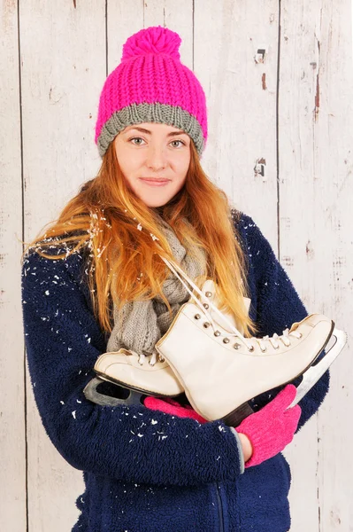 Femme en hiver avec patins à glace — Photo