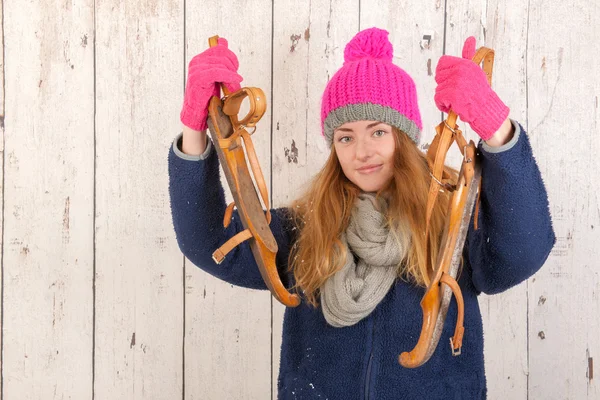 Femme en hiver avec de vieux patins à glace néerlandais en bois — Photo