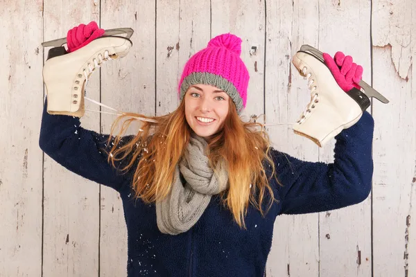 Женщина зимой с коньками — стоковое фото