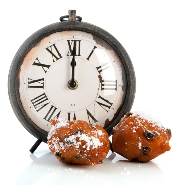 Oliebollen tradicional holandês e relógio — Fotografia de Stock