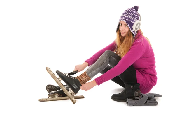 Atractiva mujer se puso los patines de hielo — Foto de Stock