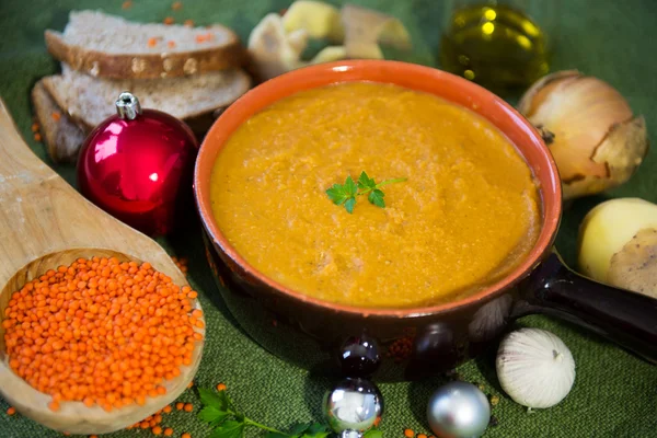 Sopa de lentejas rojas vegetarianas mientras Navidad —  Fotos de Stock