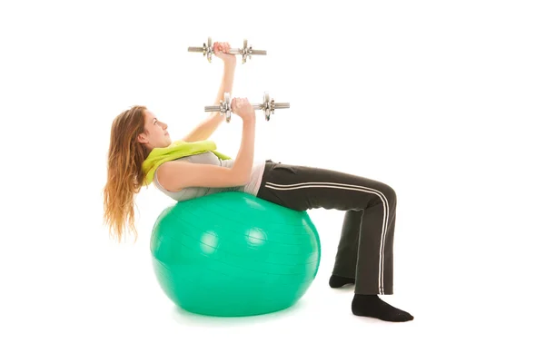 Sport vrouw met bal opheffing dumbells — Stockfoto