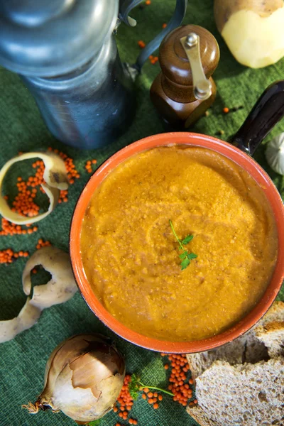 Soupe aux lentilles rouges végétarienne — Photo