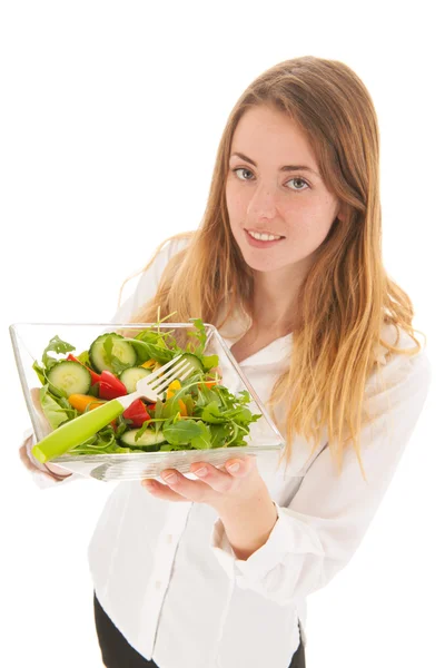 Kvinna med fräsch sallad för kost — Stockfoto