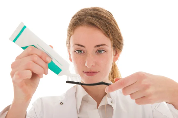 Dentista com escova e pasta de dente — Fotografia de Stock