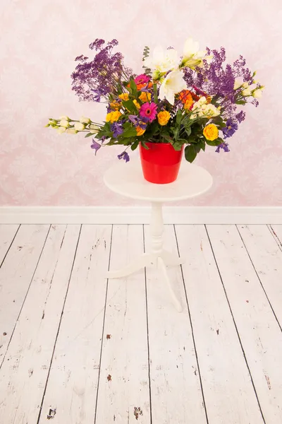 Vintage rum med blommor — Stockfoto