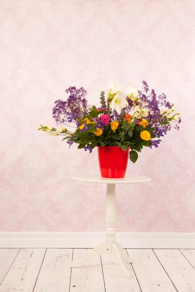 Винтажная комната с цветами — стоковое фото