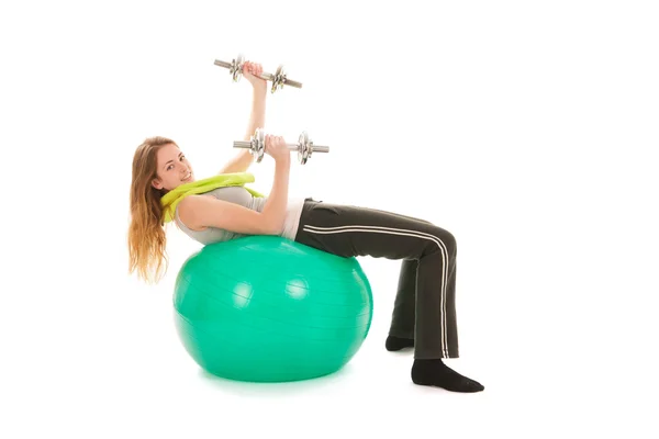 Sport vrouw met bal opheffing dumbells — Stockfoto