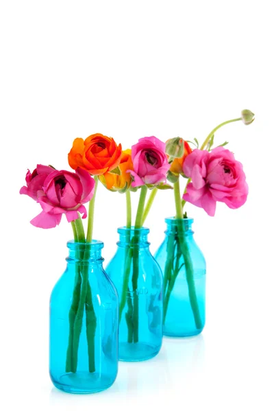 Цветные масляные чашки в голубых вазах — стоковое фото