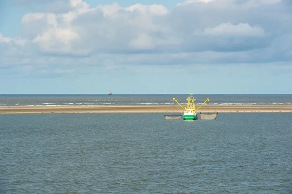 Barco de pesca para camarones en el mar ancho —  Fotos de Stock