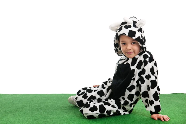 Kleine jongen als gelukkig koe in de weilanden — Stockfoto