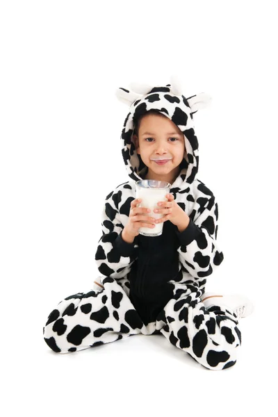 Petit garçon comme vache buvant du lait — Photo