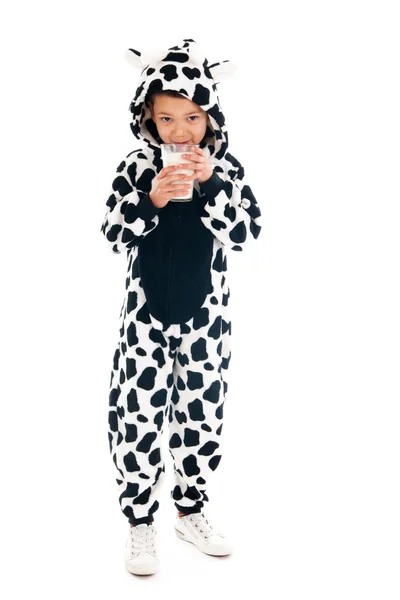 Menino como vaca bebendo leite — Fotografia de Stock