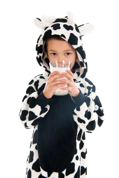 Bambino come mucca che beve latte — Foto Stock