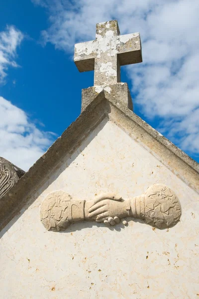 Sten kors på gamla kyrka — Stockfoto