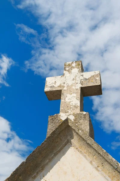 Sten kors på gamla kyrka — Stockfoto