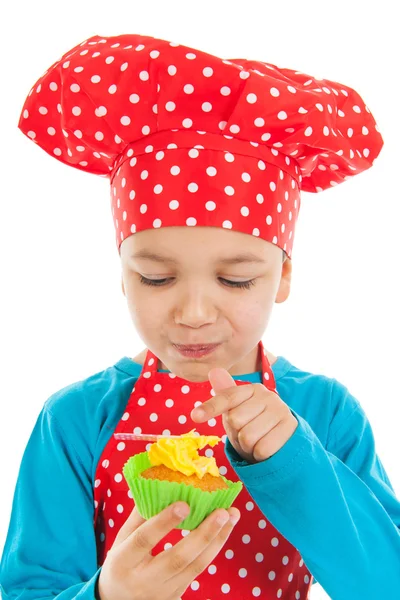 Pojke äter cupcake — Stockfoto