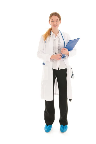 Femme médecin avec stéthoscope et presse-papiers — Photo