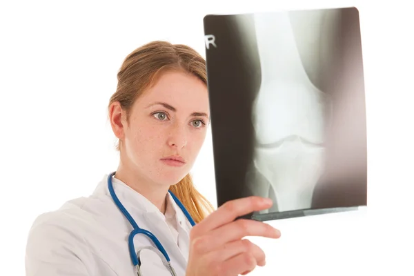 Dokter kijken naar x-ray — Stockfoto
