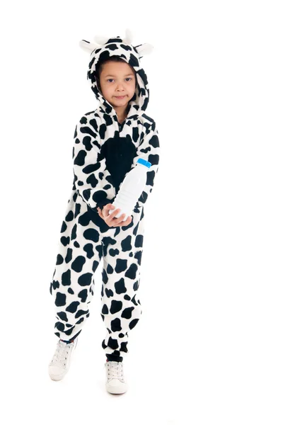 Маленький мальчик, как корова с бутылкой молока — стоковое фото