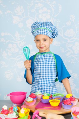 küçük çocuk Top kek pişirme