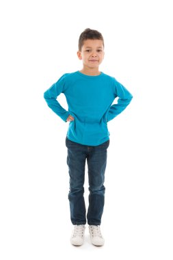 stüdyoda oturan küçük çocuk