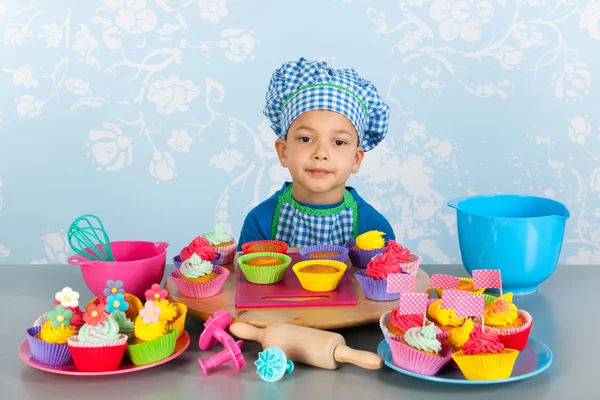 Little boy baking cupcakes — Stock Photo, Image