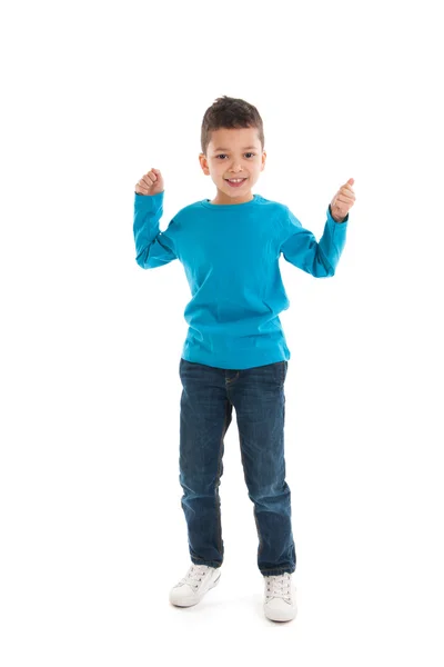 Kleiner Junge steht im Studio — Stockfoto