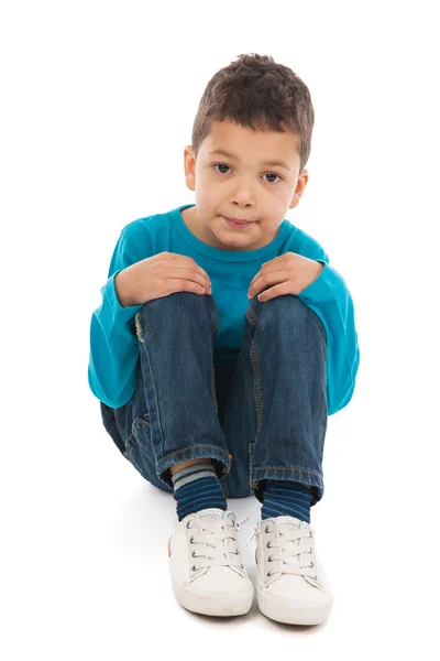 Kleine jongen zitten in studio — Stockfoto