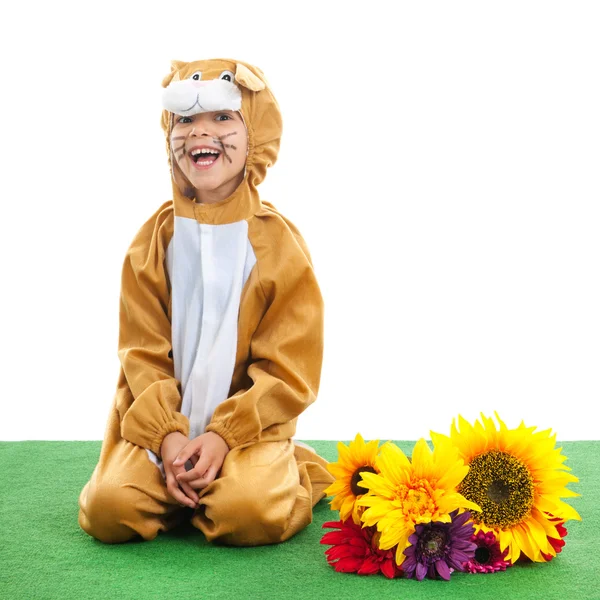 Niño como liebre de Pascua con flores — Foto de Stock