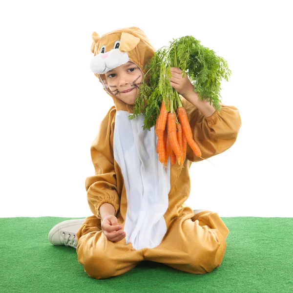 Niño como liebre de Pascua con zanahorias —  Fotos de Stock