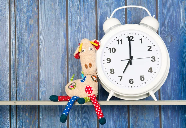 Stofftier-Giraffe und Uhr zum Schlafengehen — Stockfoto