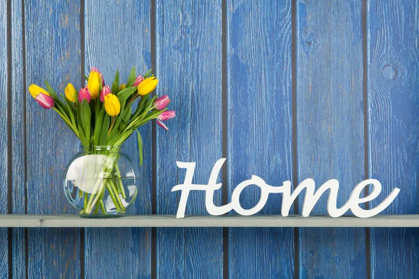 Bouquet tulipani colorati a casa — Foto Stock