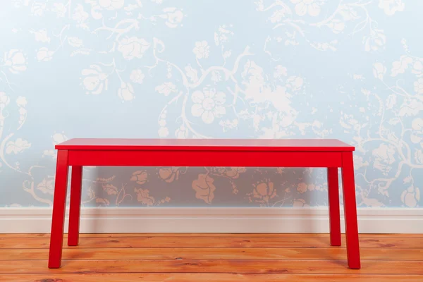 Pokoj s modrými vintage tapet a červená lavička — Stock fotografie