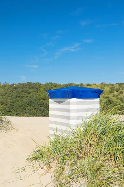 Praia de Borkum com cadeira típica — Fotografia de Stock