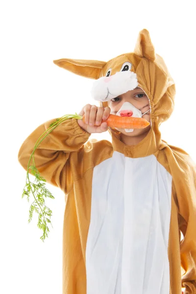 Criança como lebre de Páscoa com cenouras — Fotografia de Stock
