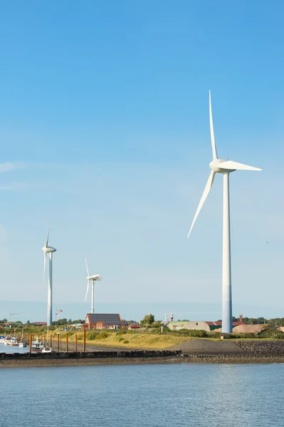 Moinhos de vento e porto Borkum — Fotografia de Stock