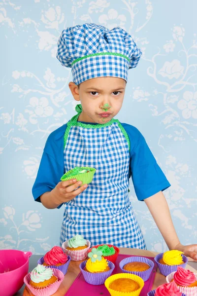 Little boy baking cupcakes — Stock Photo, Image