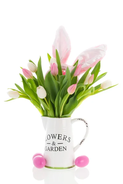 Tulipany wazon w kolorze różowym i białym uszy wielkanoc zając — Zdjęcie stockowe