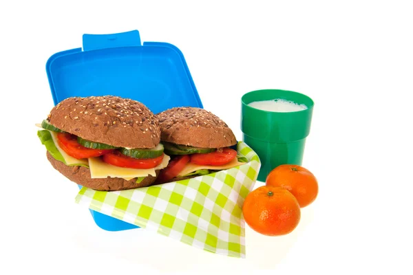 健康的棕色面包卷在蓝色的午餐盒牛奶和水果 — 图库照片