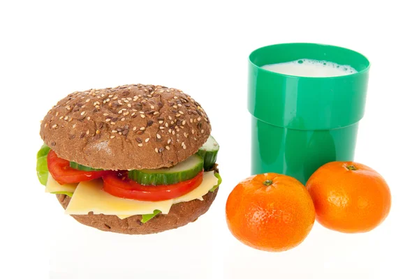 Gesundes braunes Brötchen mit Obst und Milch — Stockfoto