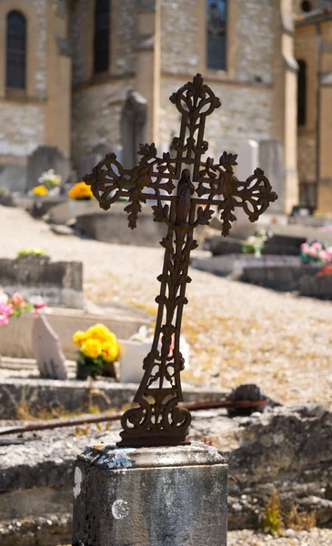 Croce arrugginita sul cimitero — Foto Stock