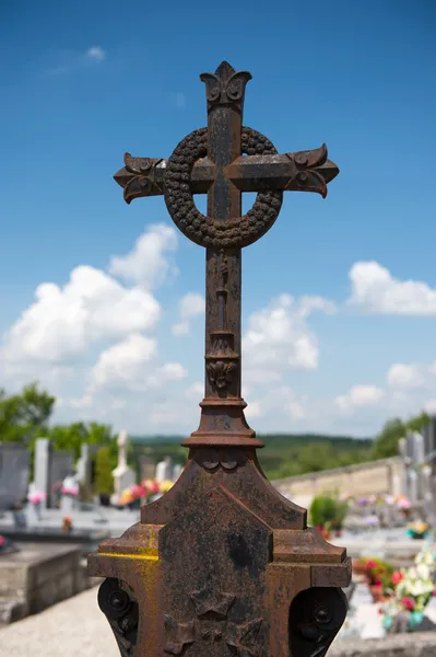 Zardzewiały krzyż na cmentarzu — Zdjęcie stockowe