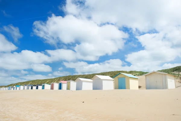 蓝色海滩小屋在 texel — 图库照片