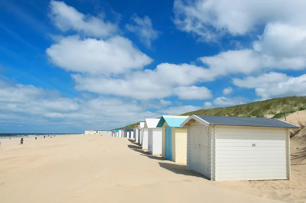 蓝色海滩小屋在 texel — 图库照片