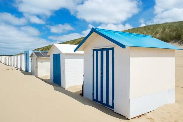 Modré plážové chatky na texel — Stock fotografie