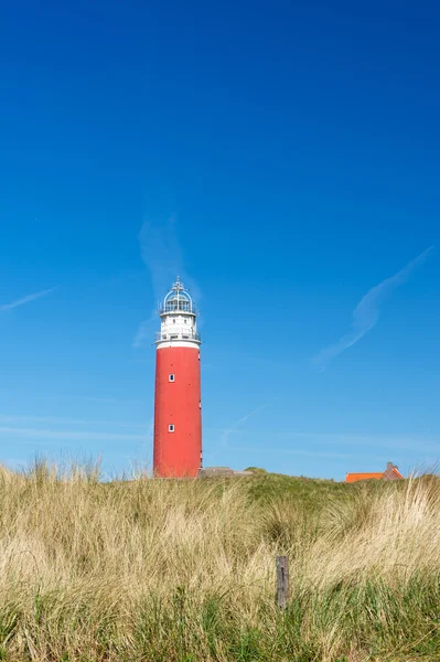 Faro rosso sulla costa — Foto Stock