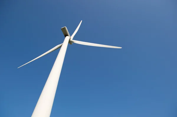 Wiatrak na energii wiatru przeciw błękitne niebo — Zdjęcie stockowe