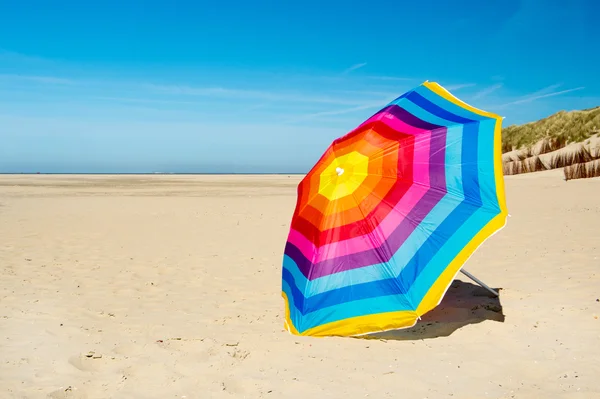 Parasol at the beach — Stock Photo, Image